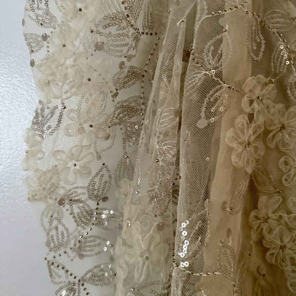 Paris Atelier - by & Other Stories Ethereal Beige Floral Lace Blouse with Sequin - Picture 3 of 10